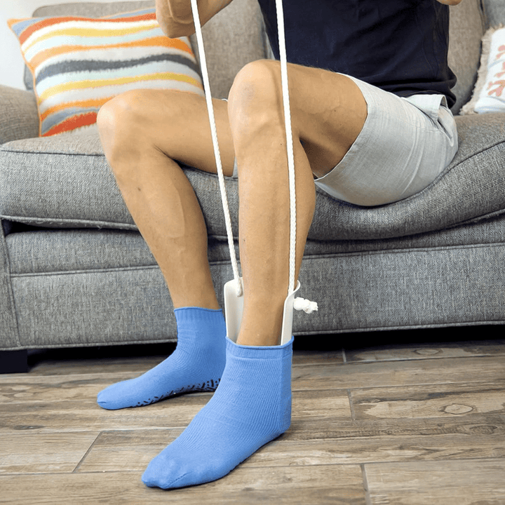 Rückenschonende Anziehhilfe für Socken. Vermeidet Bücken & Belastung. Praktisches Alltagshilfsmittel für mehr Komfort.