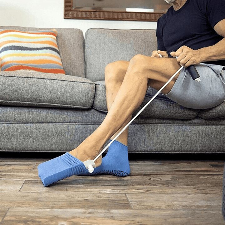 Einfache Socken Anziehhilfe. Robustes Design für bequemes, müheloses Anziehen im Alltag. Wichtige Mobilitätshilfe.