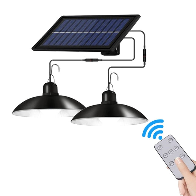 Solar-Außenlampe leuchtet nachts mit hellem LED-Licht, durch Bewegungsmelder aktiviert, für sichere Gartenbeleuchtung.