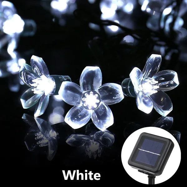 Dekorative Solar-Blumenlichterkette mit warmweißen & farbigen LEDs, schafft blumige Akzente im Außenbereich.