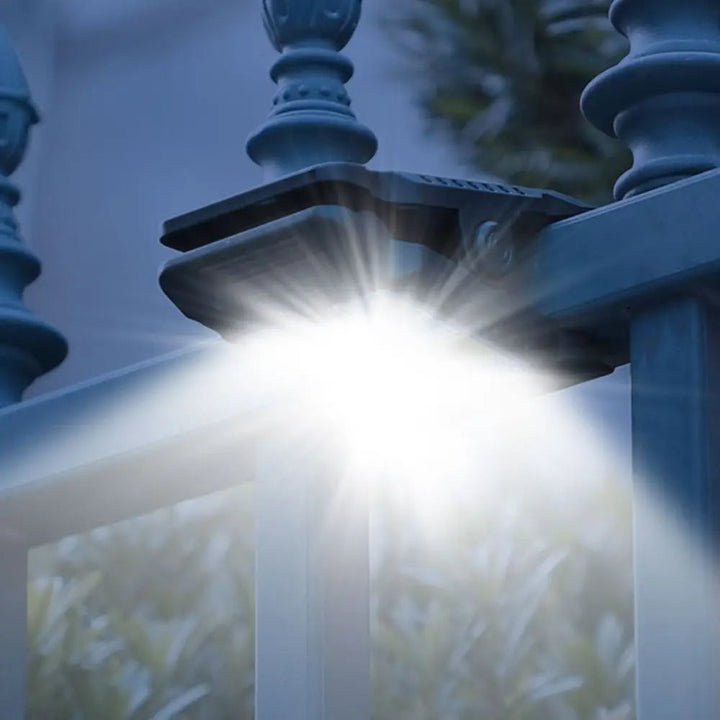 Flexible Solar-Klipplampe mit Bewegungssensor für Geländer, Zäune und Balkon. Praktische Gartenbeleuchtung.