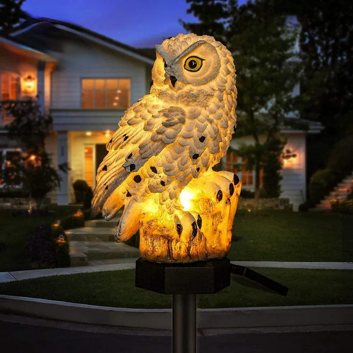 Eine charmante Eulenlampe mit Solarenergie, perfekt als Gartenlampe und wetterfeste LED-Gartenlicht Dekoleuchte.