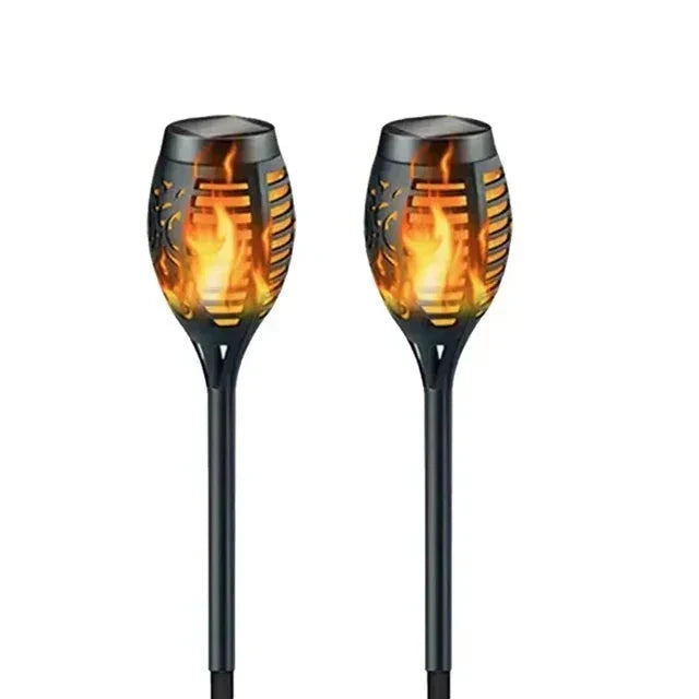 LED-Solarfackeln mit realistischem Flammeneffekt beleuchten Wege und Garten, schaffen gemütliche Außenstimmung.