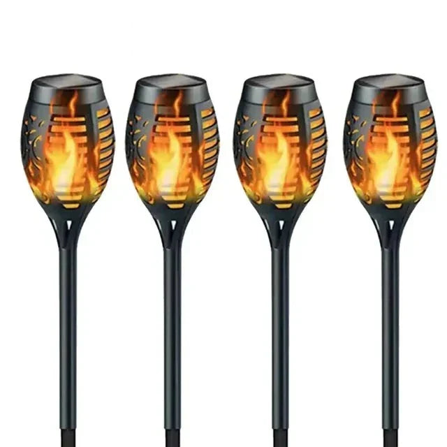 Detailaufnahme des realistischen LED-Flammeneffekts einer Solar-Gartenfackel, warme Lichtfarbe, stimmungsvoll.