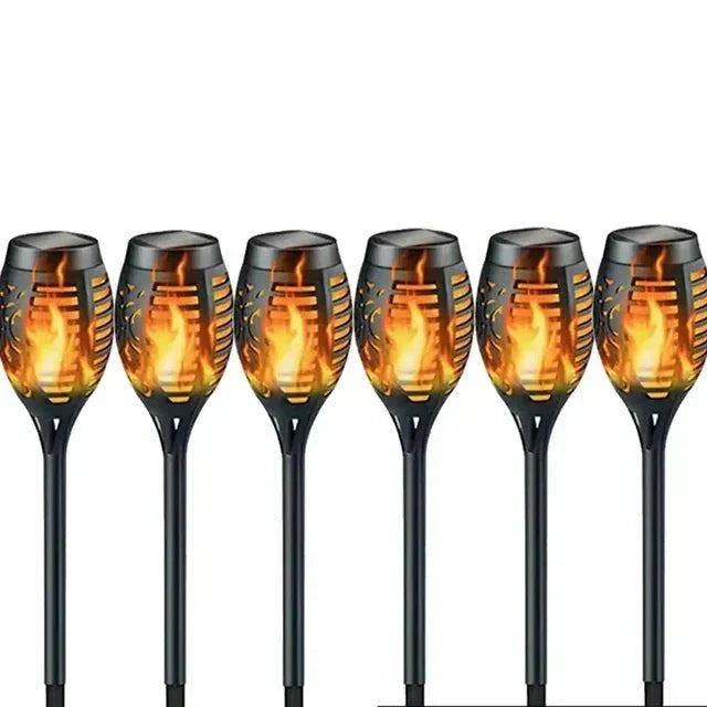 Elegante Solar-Gartenfackel im Tageslicht, schwarzes Gehäuse, integriertes Solarpaneel, wartungsfrei.