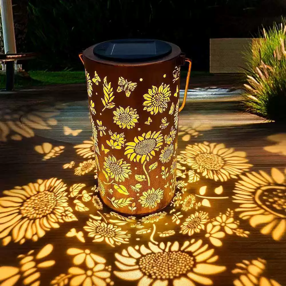 Solar-Gartenlaterne mit magischer Blütenprojektion für Garten- & Terrassenbeleuchtung.