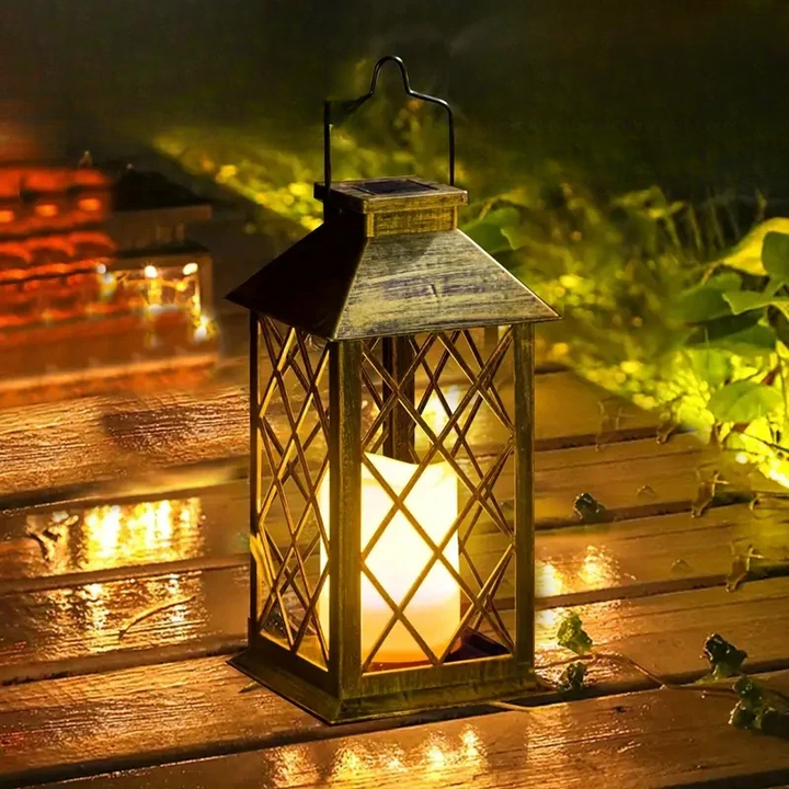 Solar-Gartenlaterne mit realistischem Flammeneffekt, ideal für stimmungsvolle Abende im Garten oder auf der Terrasse.