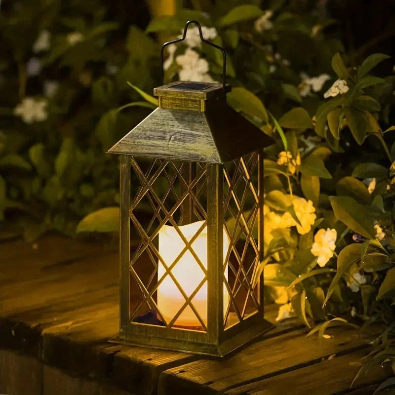 Dekorative LED-Gartenlaterne, solarbetrieben & wetterfest, schafft gemütliches Stimmungslicht auf Balkon & Terrasse.