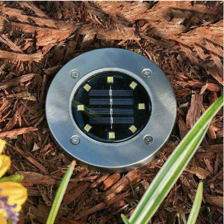 Wetterfeste Solarleuchte EcoGlow mit integriertem Solarpanel und hellen LEDs für Terrassenlicht.