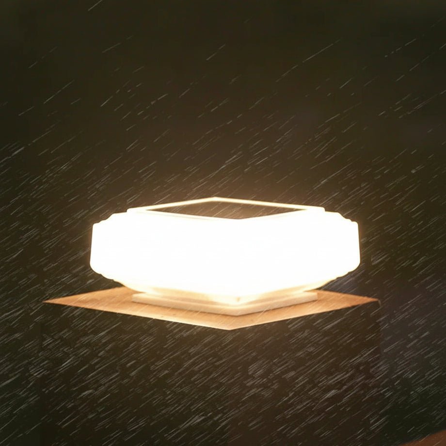 Dekorative Solar-Säulenleuchte mit warmem LED-Licht schafft eine gemütliche Atmosphäre für Garten und Terrasse.