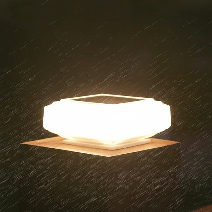 Dekorative Solar-Säulenleuchte mit warmem LED-Licht schafft eine gemütliche Atmosphäre für Garten und Terrasse.