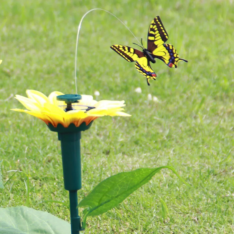 Detailaufnahme: Solar Gartenstecker mit realistischer Sonnenblume und detailreichem Schmetterling, schöne Gartendeko.