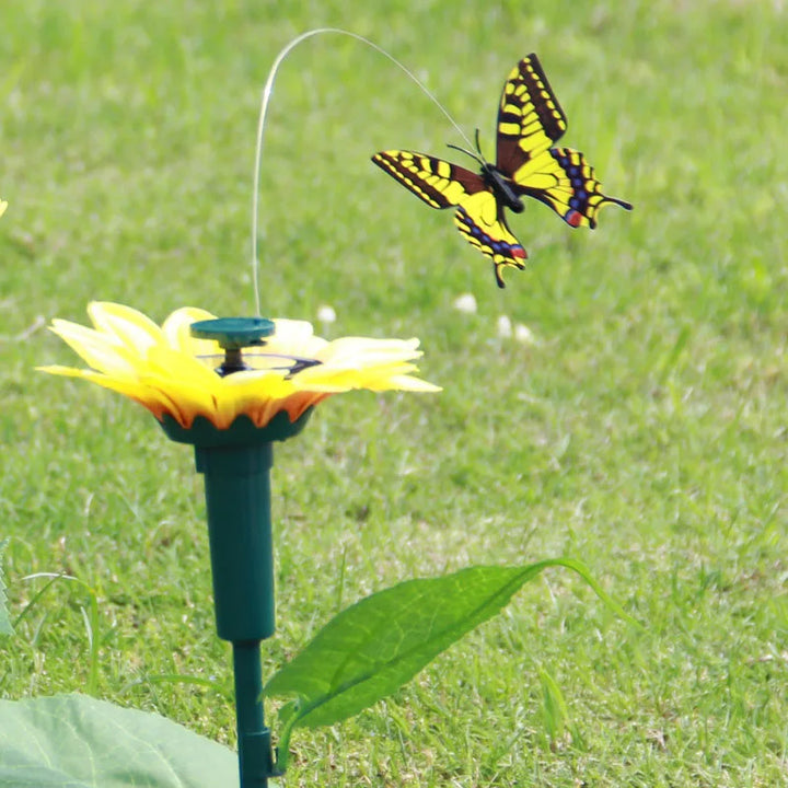 Detailaufnahme: Solar Gartenstecker mit realistischer Sonnenblume und detailreichem Schmetterling, schöne Gartendeko.