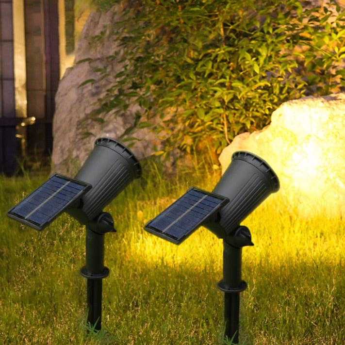 Solar-Gartenleuchte beleuchtet Pflanzen im Garten, schafft stimmungsvolles LED-Licht für Wege und Beete.