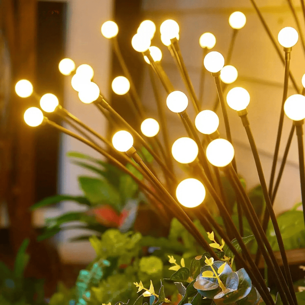 Solar Glühwürmchen Lichterkette, schwingt sanft im Wind, für stimmungsvolle Gartenbeleuchtung.