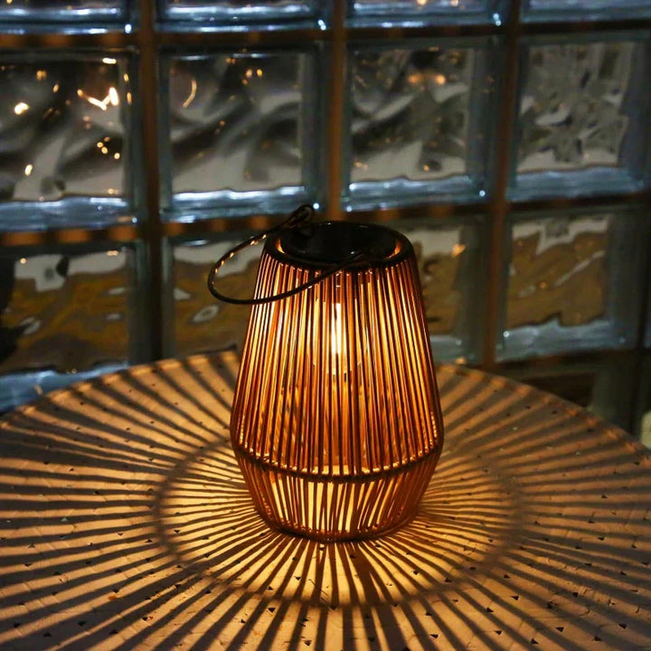 Solar handgewebte Gartenlampe für Terrasse. Wasserdichte Außenbeleuchtung, elegante Gartendeko.
