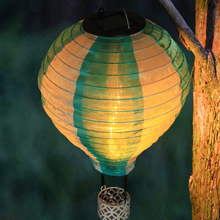 Nahaufnahme der Solar-Heißluftballon-LED-Pendelleuchte: Detail des farbenfrohen Stoffschirms.