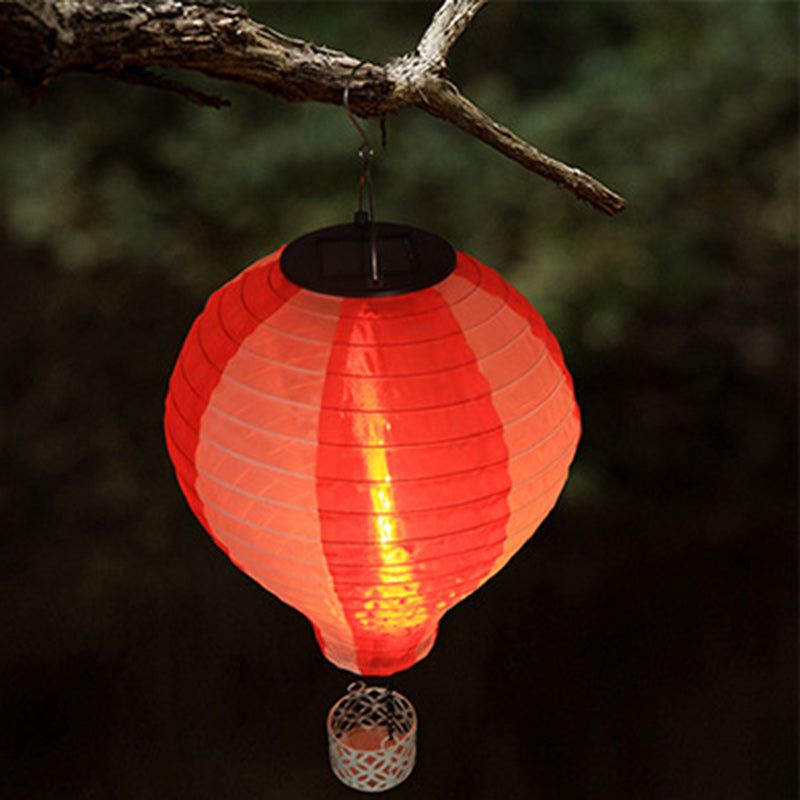 Einfache Montage: Kabelose Solar-LED-Pendelleuchte, Heißluftballon-Design für stimmungsvolle Gartenbeleuchtung.