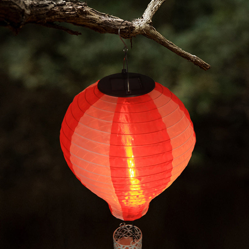 Wetterfeste Solar-Heißluftballon-LED-Pendelleuchte IP44 für stimmungsvolle Gartenbeleuchtung.