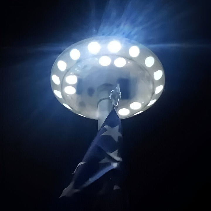 Energieeffizientes Solarlicht LED für Fahnenmasten, automatische Beleuchtung, wetterfest und zuverlässig.