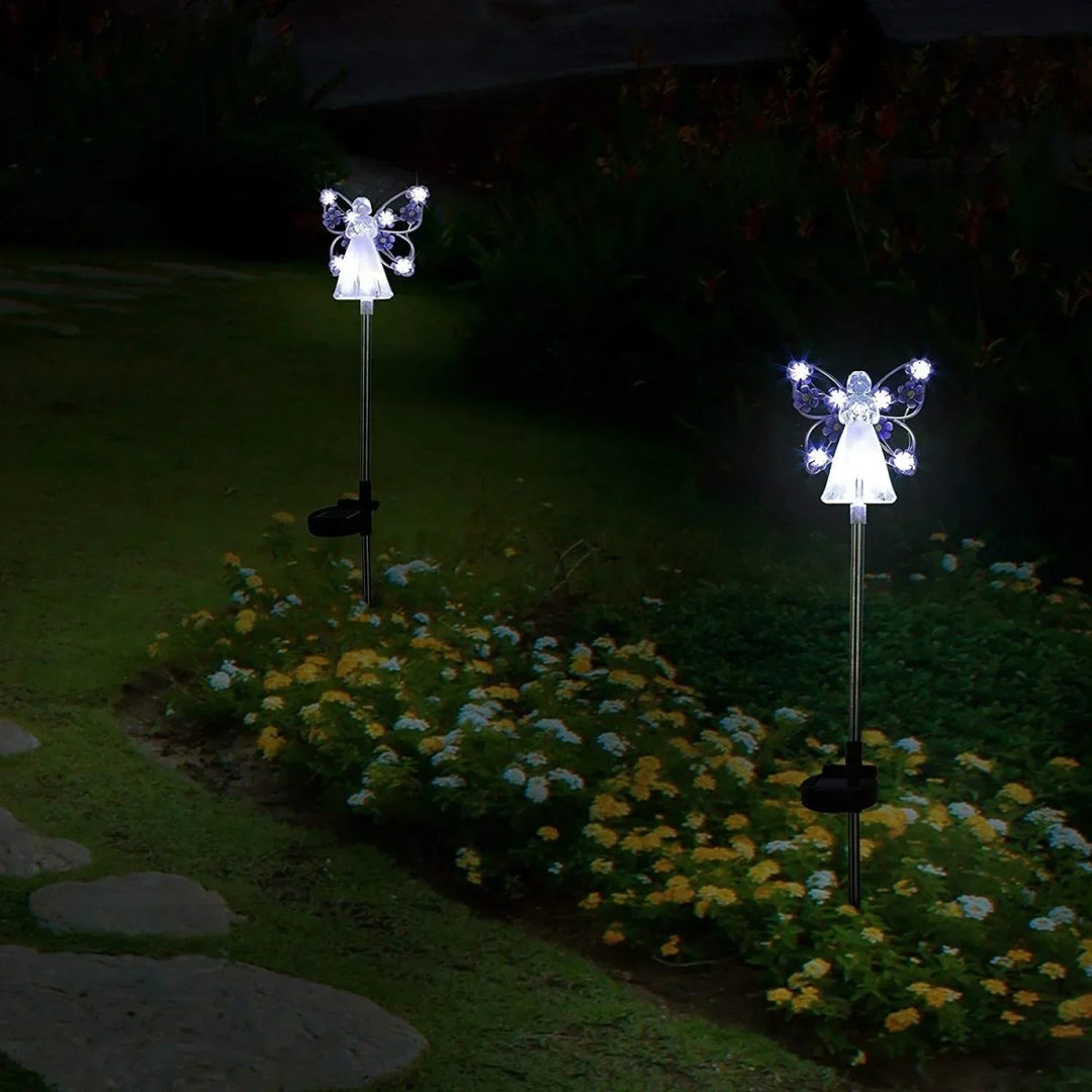 Elegante Solar-LED-Leuchte im Garten, beleuchtet mit sanftem Licht, ideal für Sommerabende.
