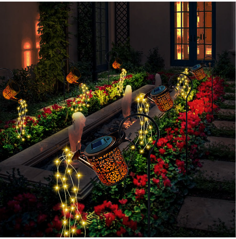 Dekorative Solar-LED-Beleuchtung mit Sternschnuppen-Effekt, schafft ein warmes Ambiente im Garten bei Nacht.