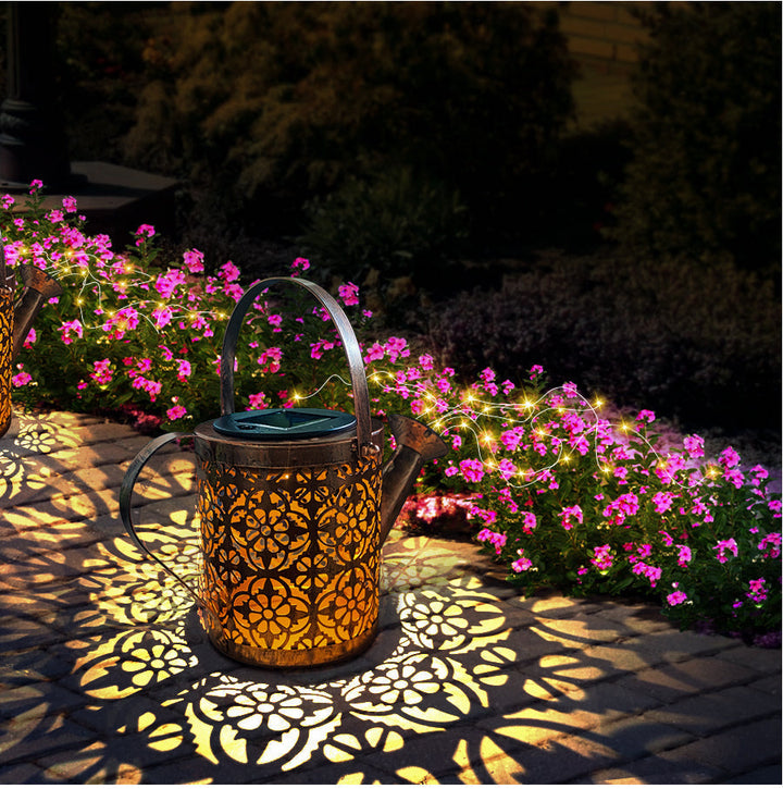 Funkelnde Solar Gartenleuchte mit Sternschnuppen-LEDs, als energiesparende und kabellose Gartendeko.