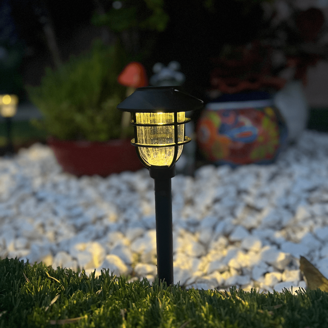 Energiesparende LED-Solarpfadlichter für den Garten, ideal für Gehwege und Einfahrten.