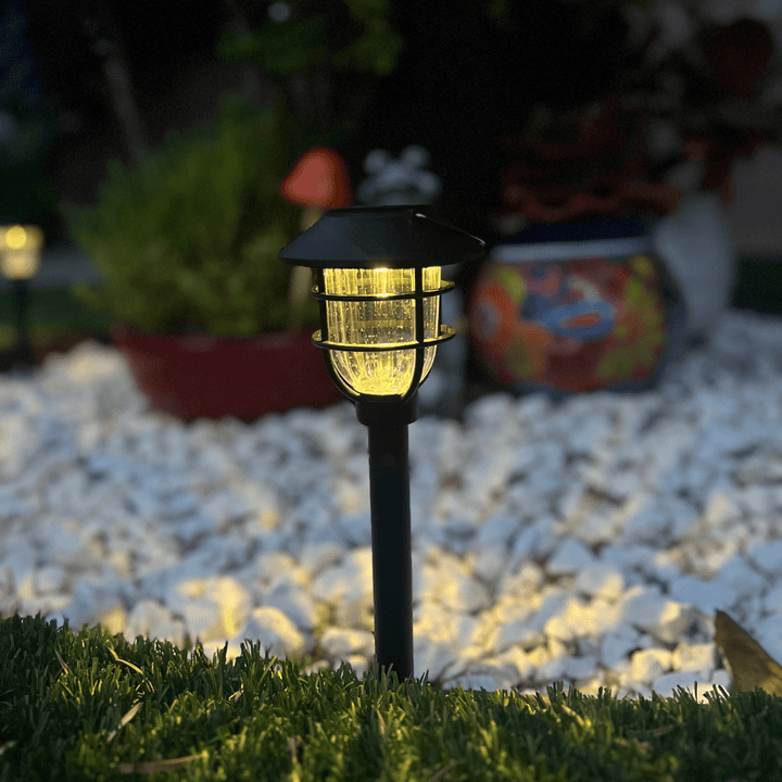 Energiesparende LED-Solarpfadlichter für den Garten, ideal für Gehwege und Einfahrten.