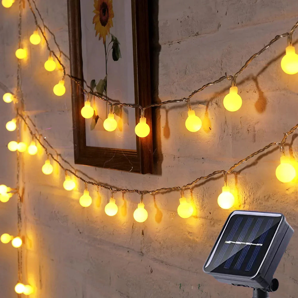 Stimmungsvolle Solar-Lichterkette für Gartenpartys & Feste. Warmweißes LED Licht für gemütliche Atmosphäre.