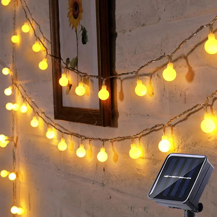 Stimmungsvolle Solar-Lichterkette für Gartenpartys & Feste. Warmweißes LED Licht für gemütliche Atmosphäre.
