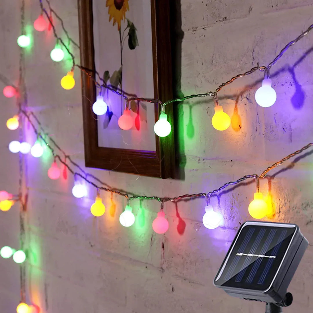 Umweltfreundliche Solar-Gartenbeleuchtung mit LEDs. Dekorative Lichterkette für den Außenbereich, wetterfest.