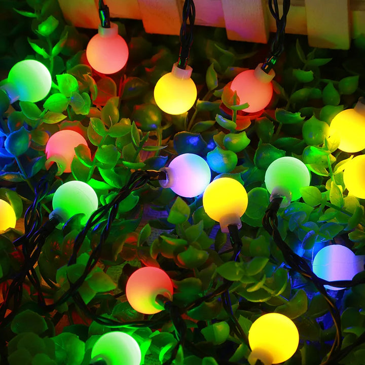 Mehrfarbige Solar LED Lichterkette für lebendige Garten- & Partydekoration. Energieeffiziente Außenbeleuchtung.