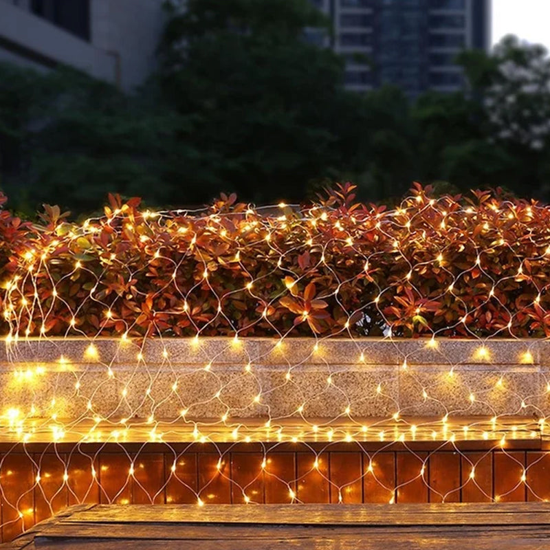 Gemütliche Terrassenbeleuchtung mit Solar LED Lichtnetz. Ideal für Outdoor Deko und Entspannung.