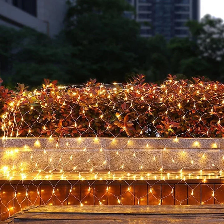 Gemütliche Terrassenbeleuchtung mit Solar LED Lichtnetz. Ideal für Outdoor Deko und Entspannung.