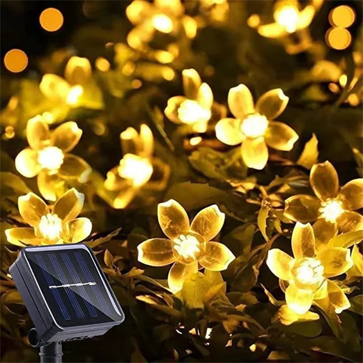 Solar LED Kette dekorativ um ein Balkongeländer gewickelt. Schafft gemütliches Ambiente & dezente Beleuchtung.