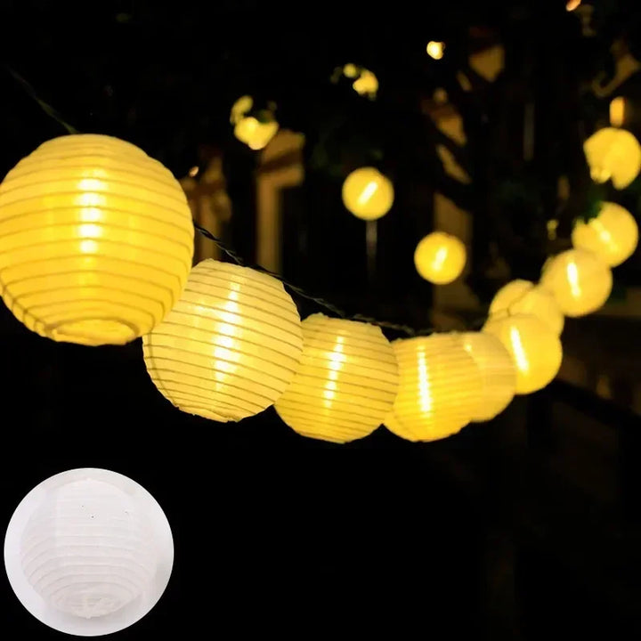 Solar Lichterkette mit Laternen für stimmungsvolle Gartendeko, wasserdicht und LED-betrieben.
