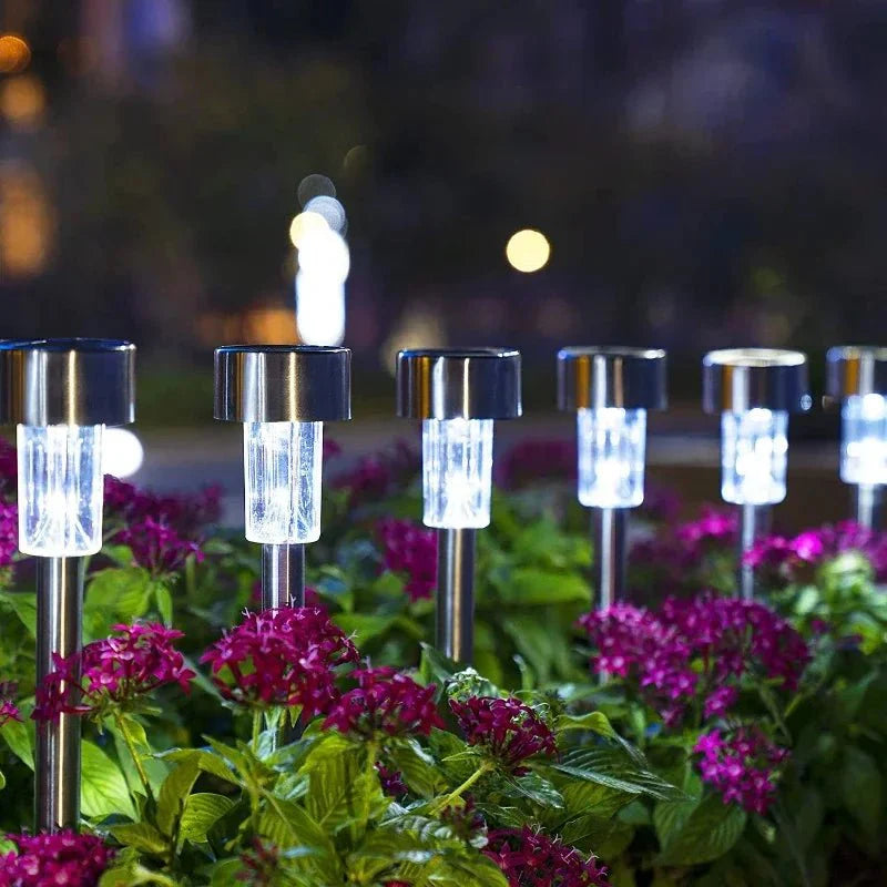 Automatische Solar Luma LED-Gartenlampe, wetterfest für zuverlässige Außenbeleuchtung, kabellos mit Lichtsensor.