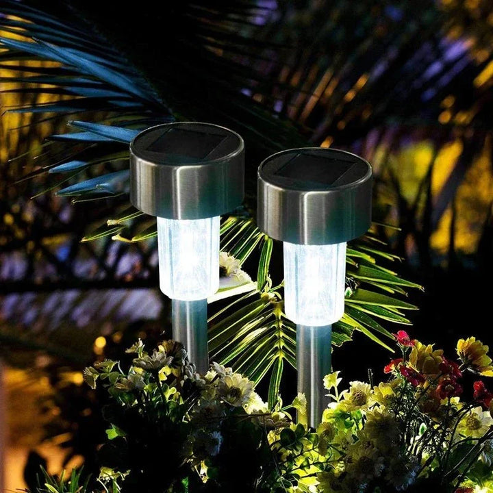 Energiesparende Luma LED-Außenleuchte, kabellose Solarleuchte mit Lichtsensor für effiziente Gartenbeleuchtung.
