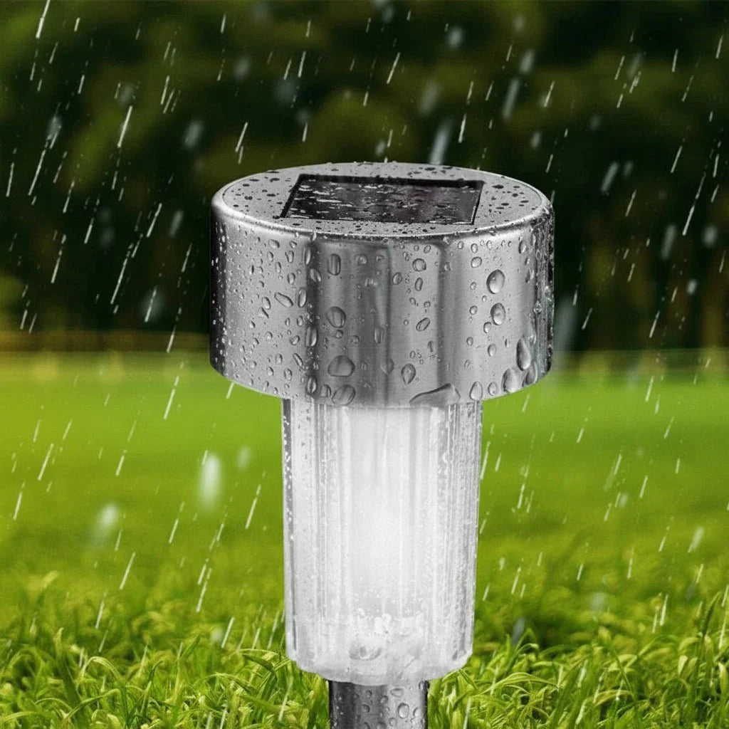 Wartungsfreie Luma LED-Terrassenlampe, solarbetrieben und wetterfest, für einfache Installation im Garten.