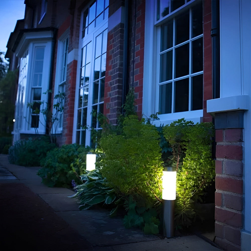 Elegante Garten-Solarleuchte aus silbernem Edelstahl mit LED für stimmungsvolle Wegbeleuchtung.