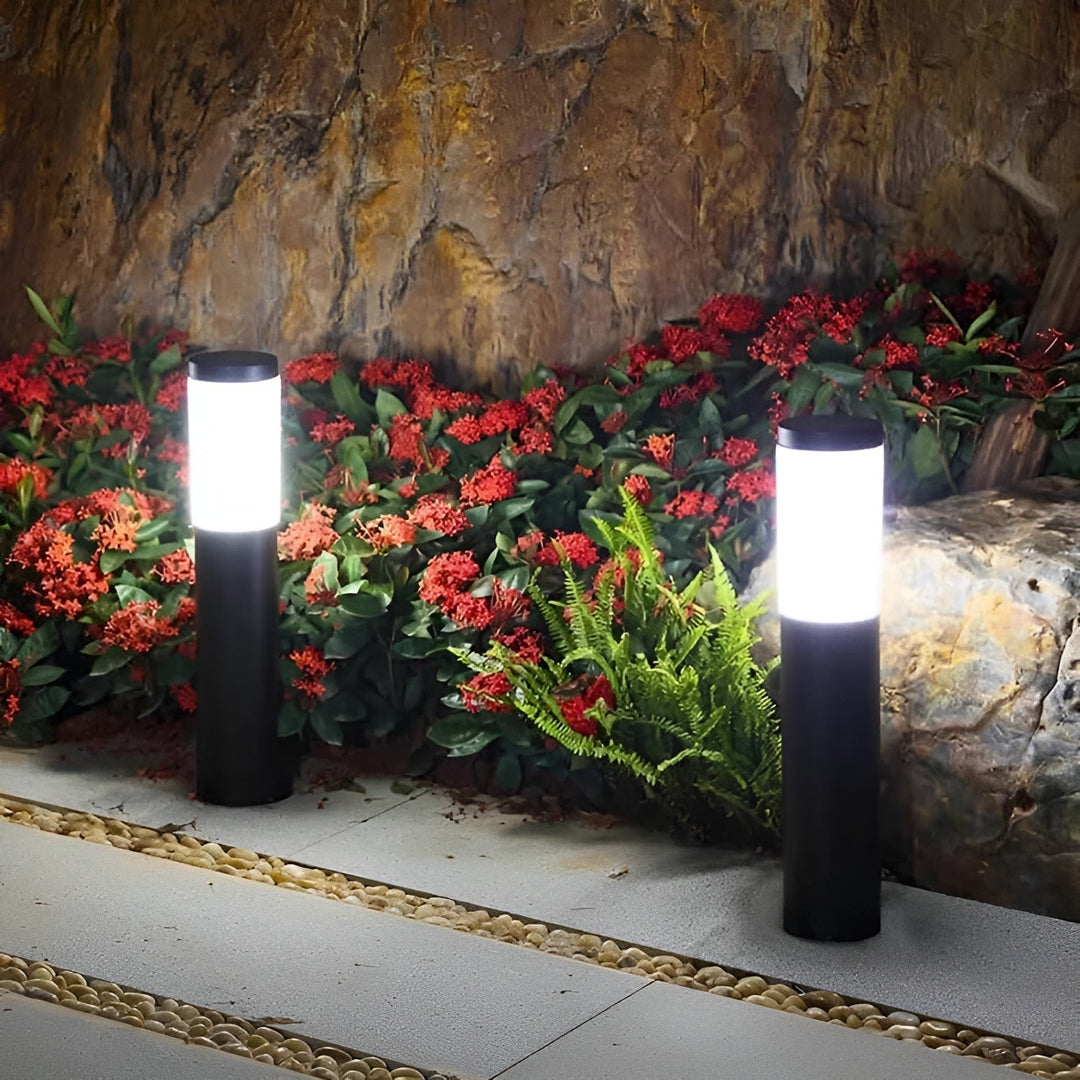Solar Gartenlampe mit warmweißem LED-Licht, solarbetrieben, perfekt für Rasen und Gartenwege.