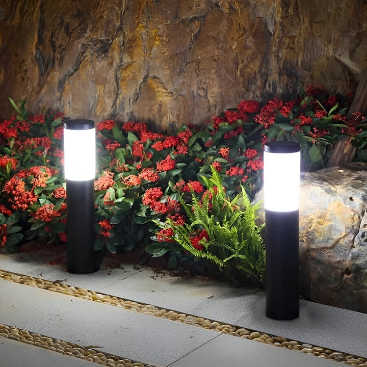Solar Gartenlampe mit warmweißem LED-Licht, solarbetrieben, perfekt für Rasen und Gartenwege.