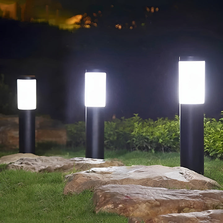 Wetterfeste Solar-Gartenleuchte in Schwarz, Edelstahl-Design, einfache Installation als Außenlicht.