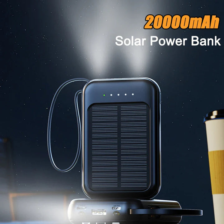 Person lädt Smartphone mit der 20.000 mAh Solar-Powerbank. Universelles portables Ladegerät für unterwegs.