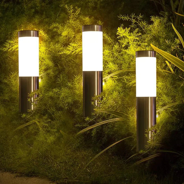 Solar-Rasenleuchte mit heller LED-Beleuchtung für den Garten. Wetterfestes IP65-Design, ideal für Wegbeleuchtung.