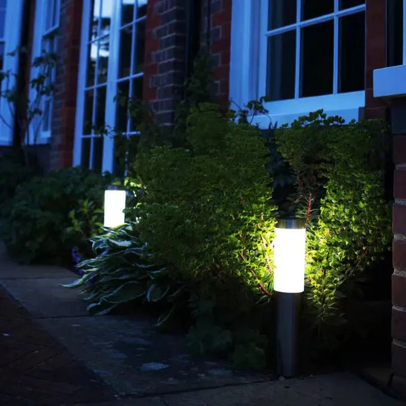 Robuste, wetterfeste IP65 Solar-Rasenleuchte für Garten und Wege. Automatische LED-Außenbeleuchtung, einfache Installation.