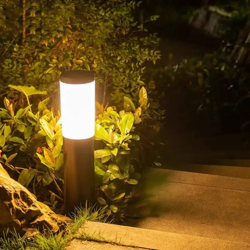 Helle LED-Solar-Rasenleuchte, energiesparend und automatisch. Ideal für Garten und Wegbeleuchtung, IP65 wetterfest.