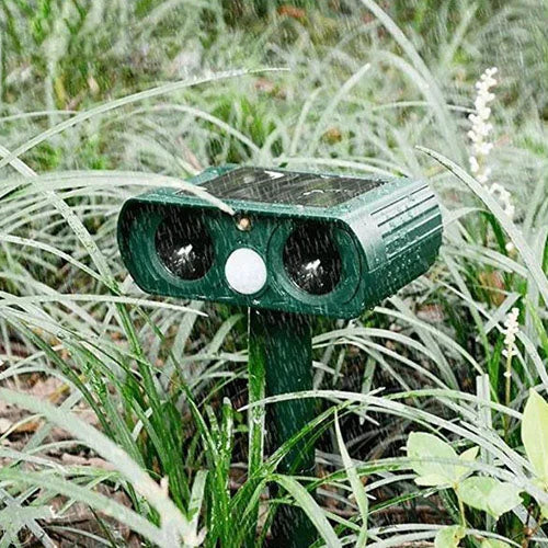 Wasserdichter Solar Ultraschall Tiervertreiber mit PIR-Sensor. Schützt Gärten vor Tieren, solarbetrieben & umweltfreundlich.