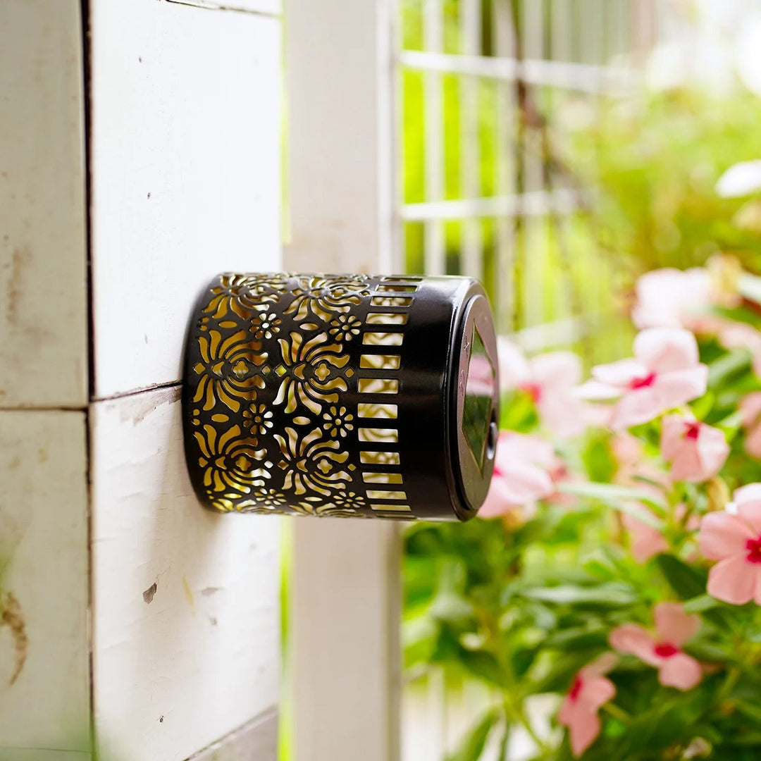 Detailaufnahme einer Solar-Gartenleuchte: filigranes Pfingstrosen-Design, ideal als Balkonleuchte.